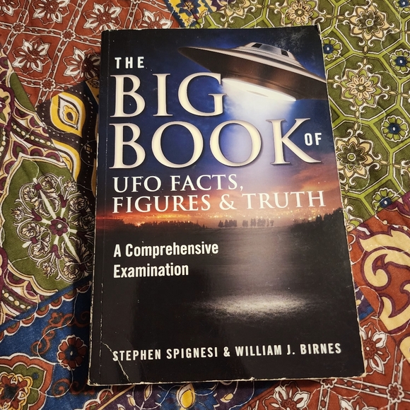 The Big Book of UFO Facts, Figures & Truth - Picture 1 of 4